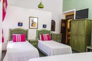 Espacio para trabajar con laptop y tabla de planchar con plancha 