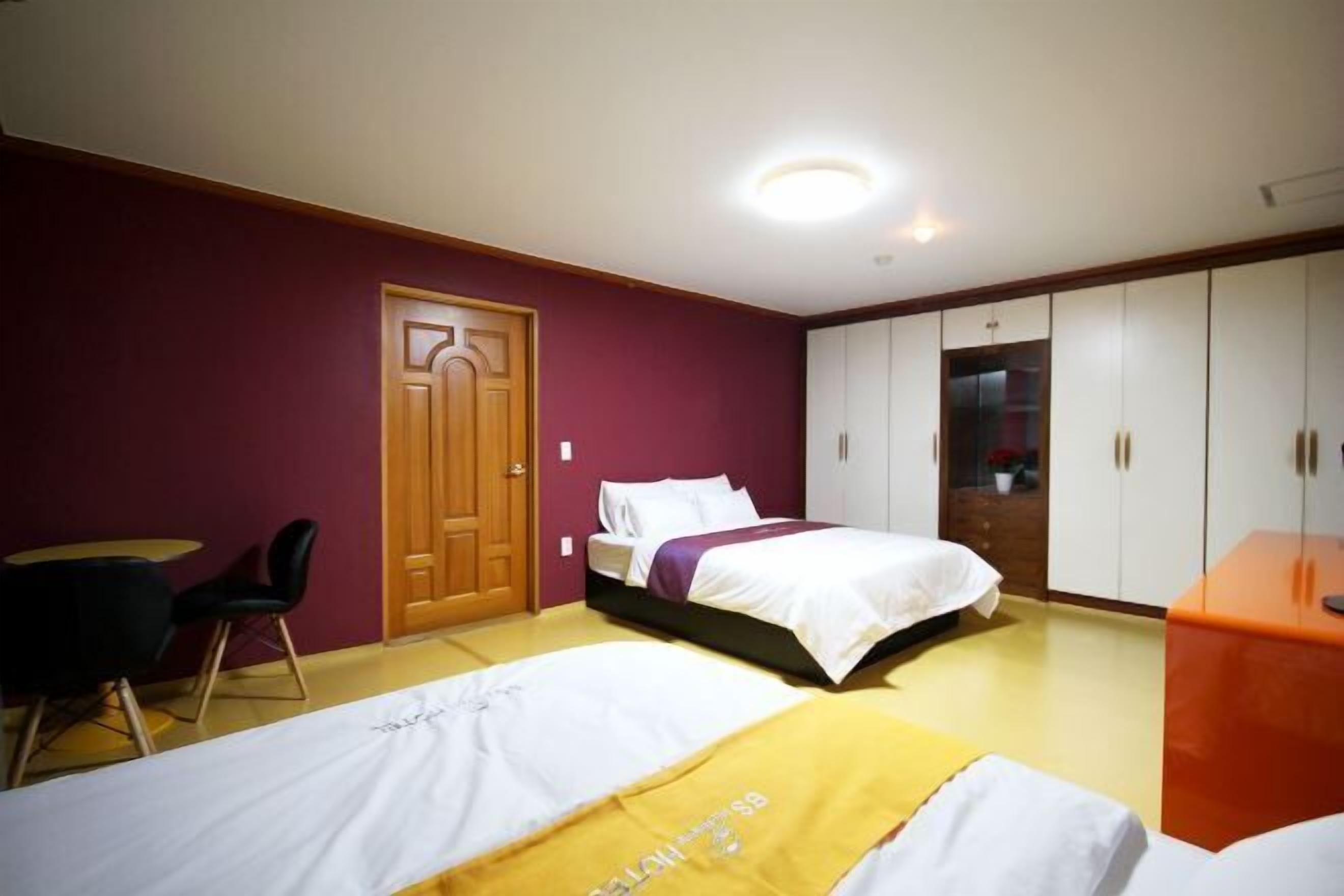 Escrivaninha, Wi-Fi de cortesia, roupa de cama