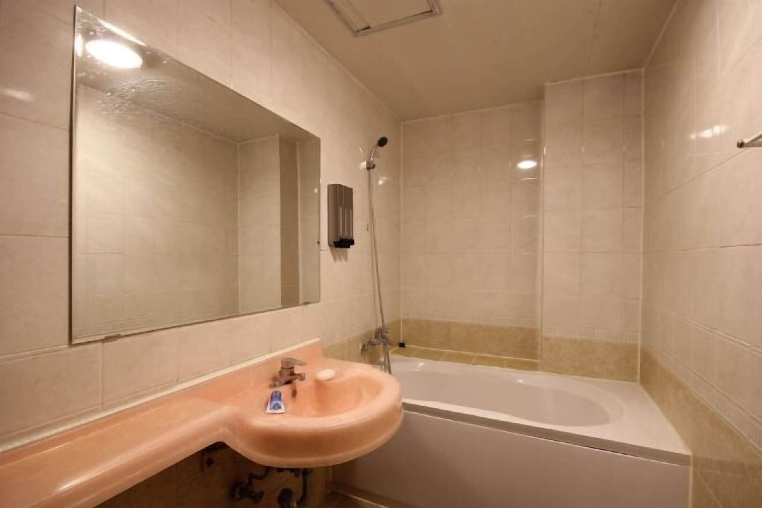 Secador de cabelo, chinelos, toalhas de banho 