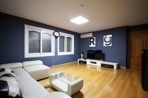 Presidential Condo, 2 Bedrooms | Desk, free WiFi, bed sheets - BSB Hotel (Busan)