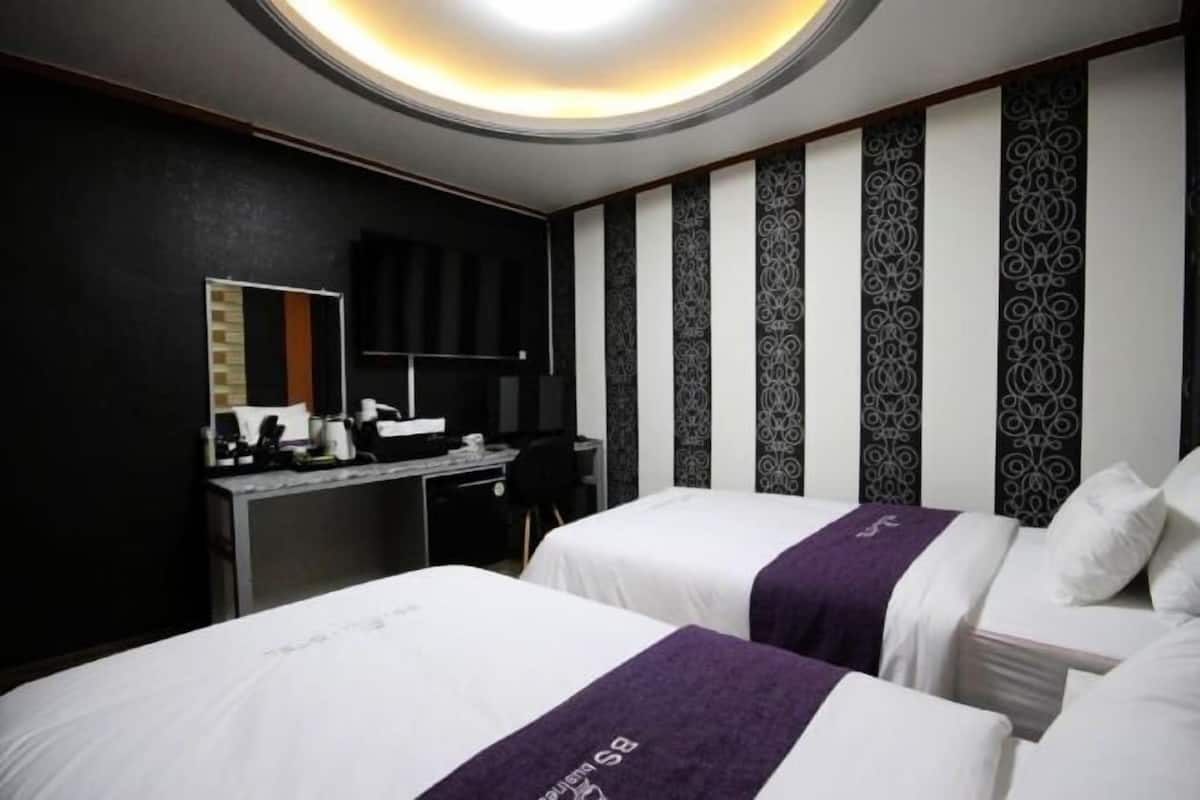 مكتب وواي فاي مجانًا وملاءات أسرّة