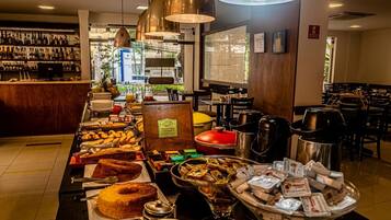 Café da manhã com buffet grátis todos os dias