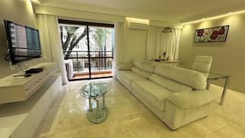 Quarto casal premium de uso individual, 1 cama de casal | Área de estar | TV