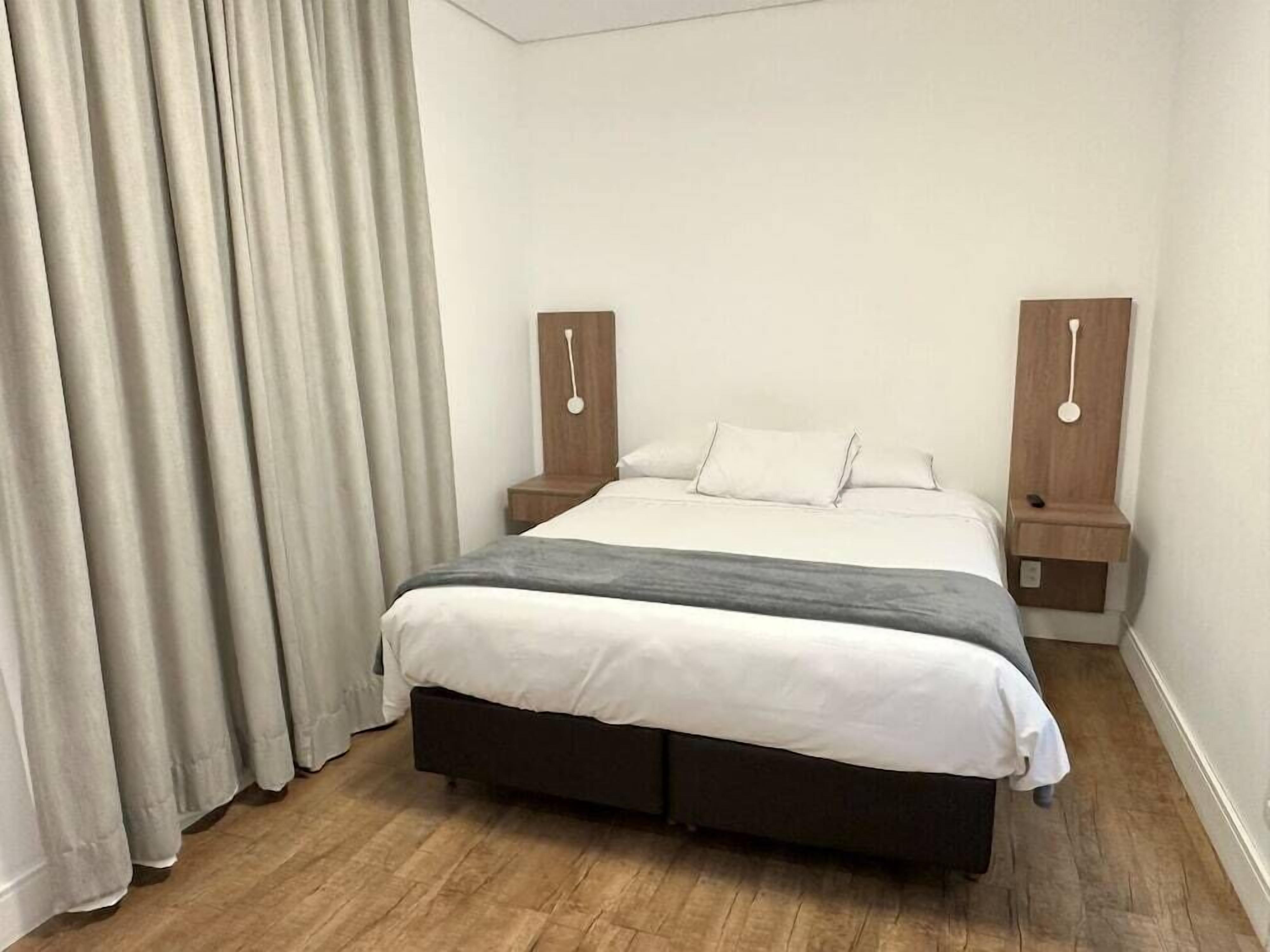 Minibar, desk, laptop workspace, free WiFi