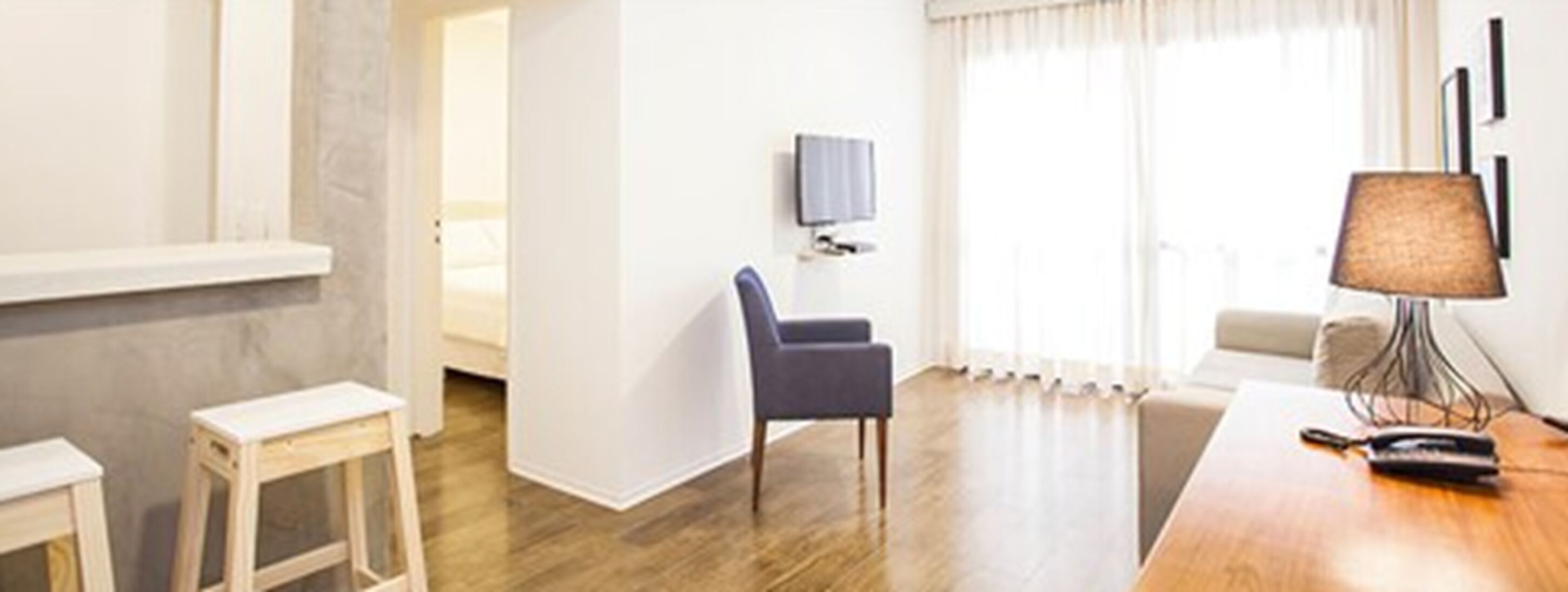 Minibar, desk, laptop workspace, free WiFi