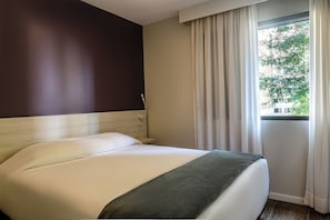 Minibar, desk, laptop workspace, free WiFi