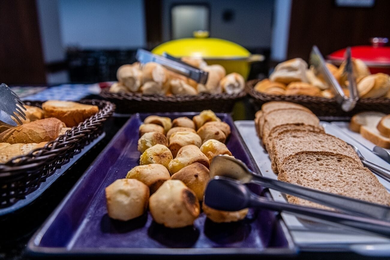 Une table de buffet proposant une variété de pains et de viennoiseries.