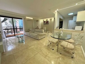 Quarto casal premium de uso individual, 1 cama de casal | Área de estar | TV