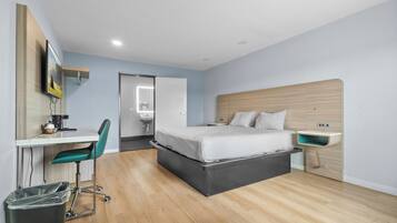 Habitación, 1 cama King size, con acceso para personas discapacitadas (Mobility, Tub w/Grab Bars) | Escritorio, wifi gratis y ropa de cama