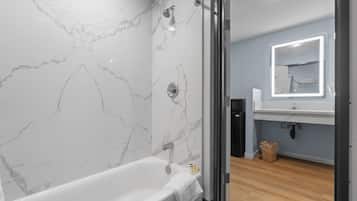 Habitación, 2 camas Queen size, para no fumadores | Baño | Toallas