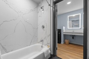 Chambre, 2 grands lits, non-fumeur | Salle de bain | Serviettes fournies