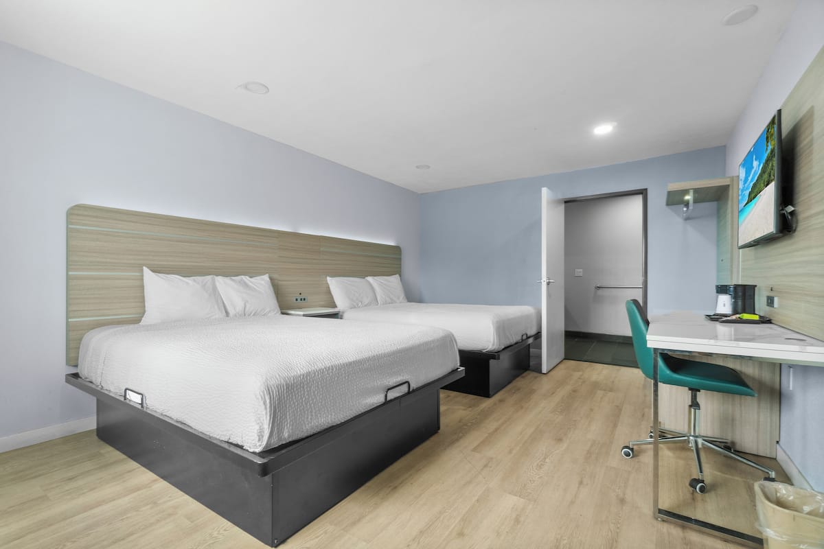 Room, 2 Katil Ratu (Queen), Accessible, Non Smoking (Mobility, Tub w/Grab Bars) | Meja, Wi-fi percuma, cadar katil