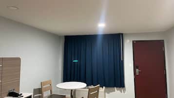 Escritorio, wifi gratis y ropa de cama