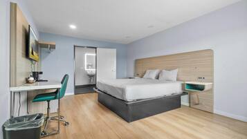 Quarto, 1 cama King, acessível, para não fumantes (Mobility, Tub w/Grab Bars) | Escrivaninha, Wi-Fi de cortesia, roupa de cama