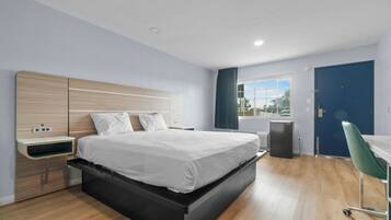 Habitación, 1 cama King size, con acceso para personas discapacitadas (Mobility, Tub w/Grab Bars) | Escritorio, wifi gratis y ropa de cama