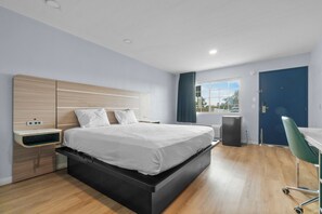 Escritorio, wifi gratis y ropa de cama 