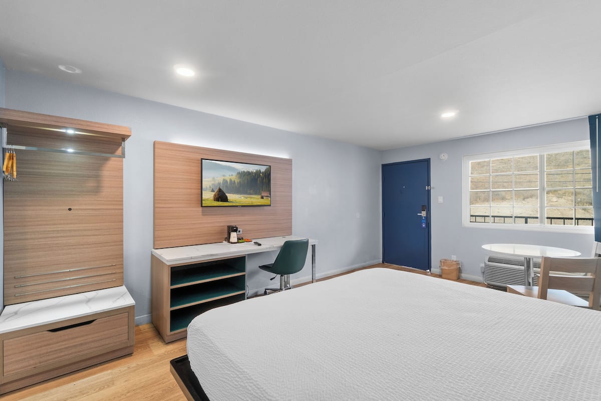 Room, 1 Katil Raja (King), Non Smoking | Meja, Wi-fi percuma, cadar katil