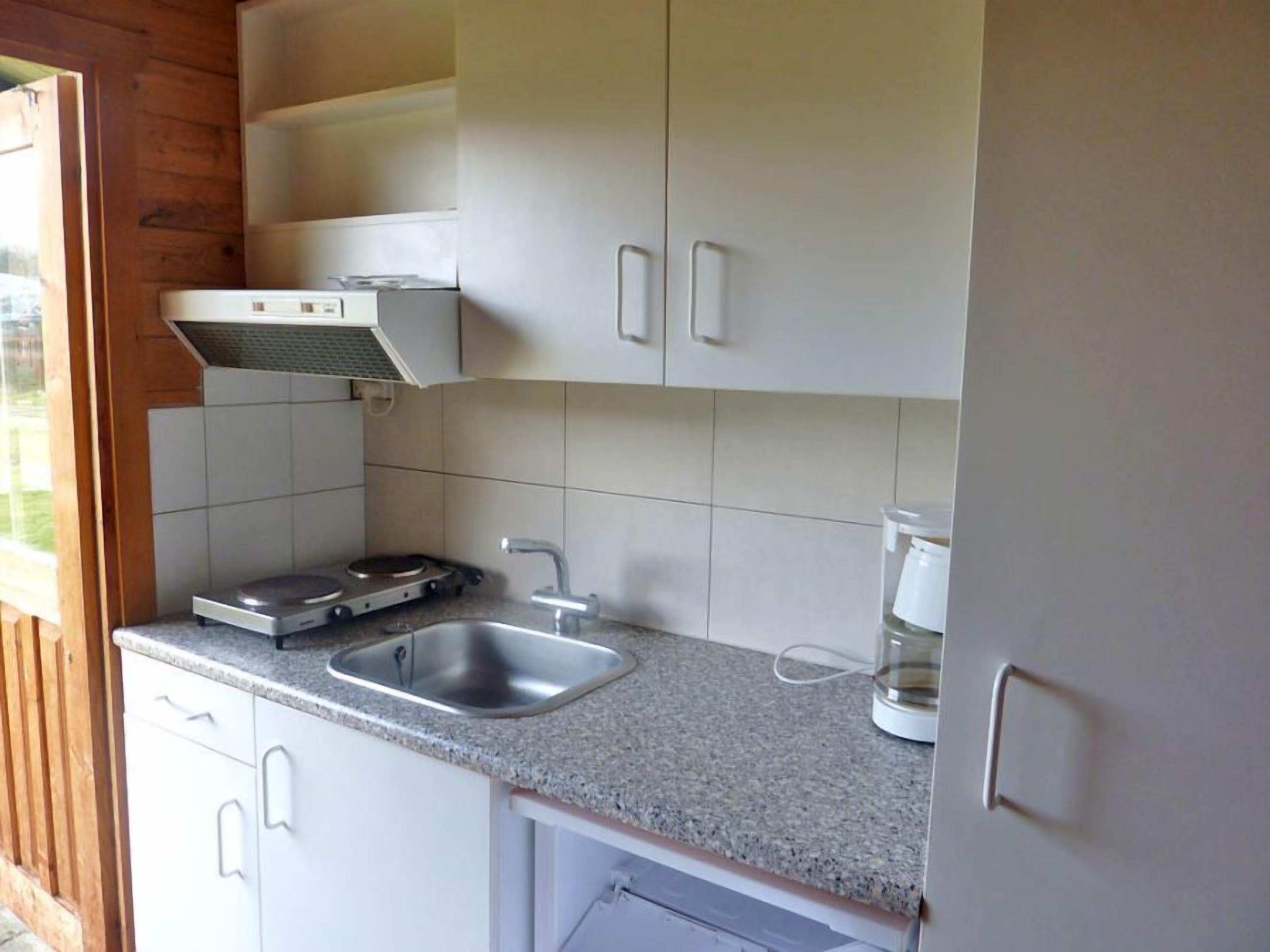 Frigobar, placa de cocina, utensilios de cocina