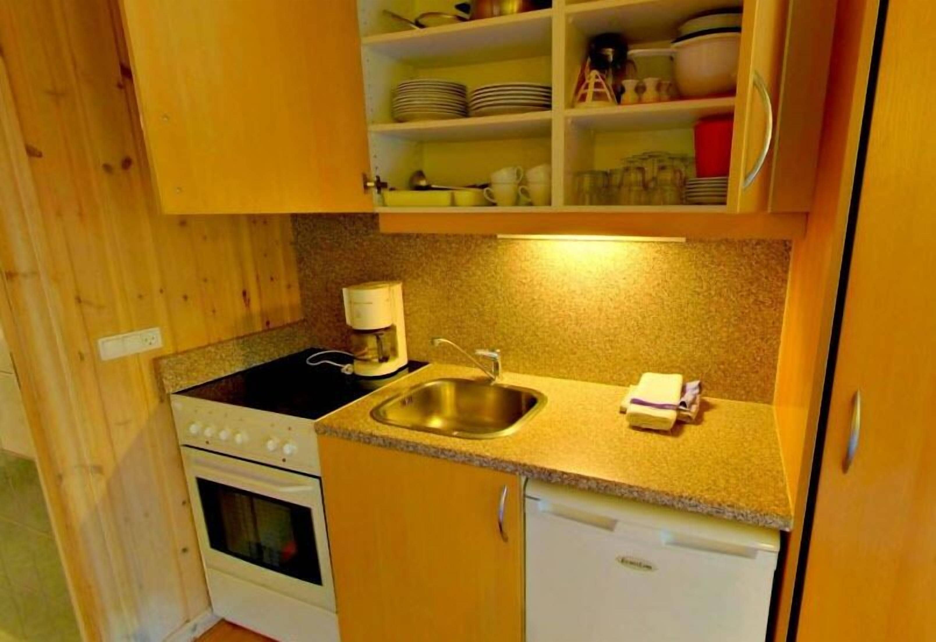 Frigobar, placa de cocina, utensilios de cocina