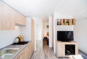 Casa rodante Confort | Cocina privada | Frigobar, parrilla de estufa y utensilios de cocina 