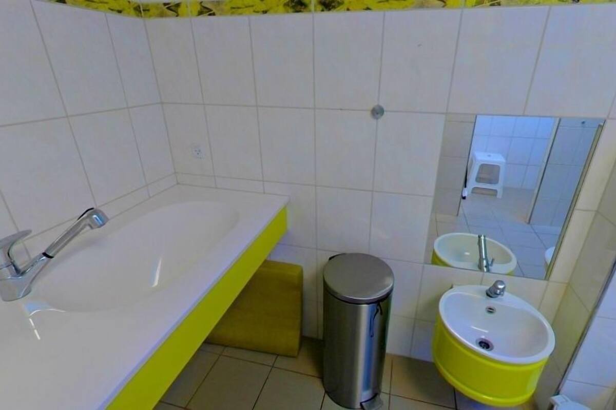Regadera, jabón, papel de baño 