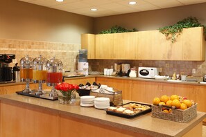 Free daily buffet breakfast  - Pomeroy Inn & Suites Hotel Dawson Creek (Dawson Creek)