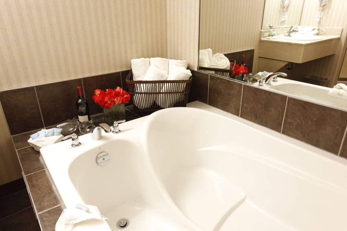 junior suite, 1 king bed with sofa bed, jetted tub | bathroom | free toiletries, hair dryer, towels, soap