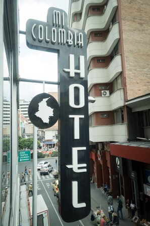 Placa de hotel com um mapa da Colômbia e a palavra 'HOTEL' em destaque.