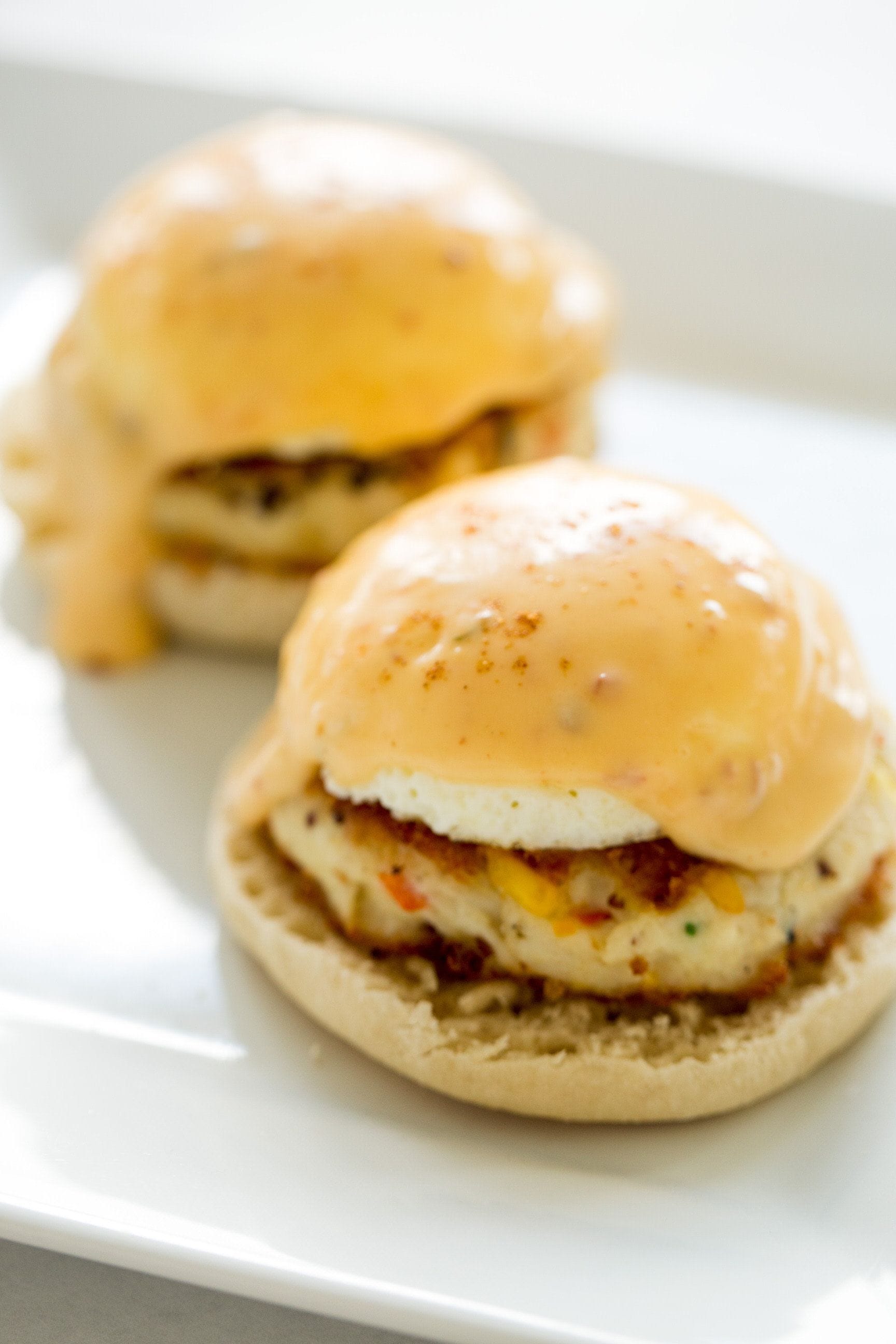 Dos sándwiches de desayuno sobre un plato blanco.