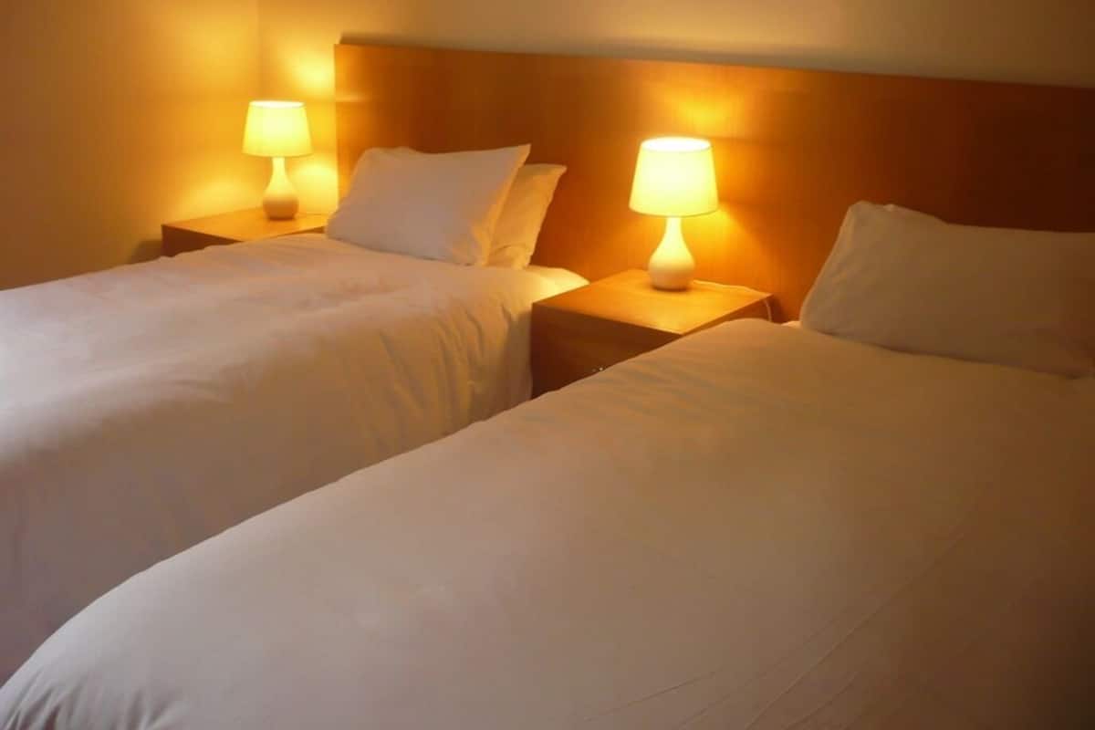 Chambre avec lits jumeaux, salle de bains attenante