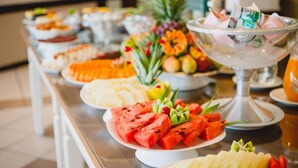 Ein reichhaltiges Buffet mit Obst und Speisen.