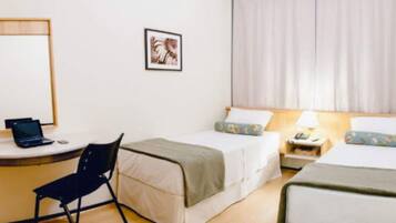 Tomannsrom | Minibar, safe på rommet, skrivebord og blendingsgardiner