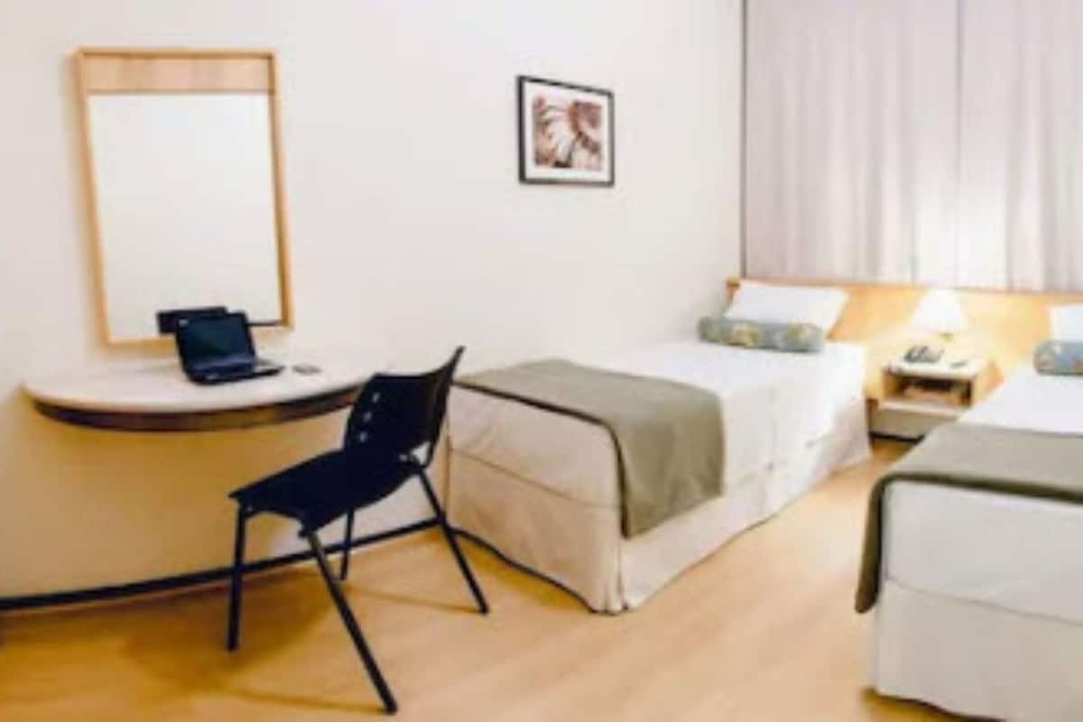 Twin Room | Bar mini, peti besi dalam bilik, meja, langsir/tirai gelap terus