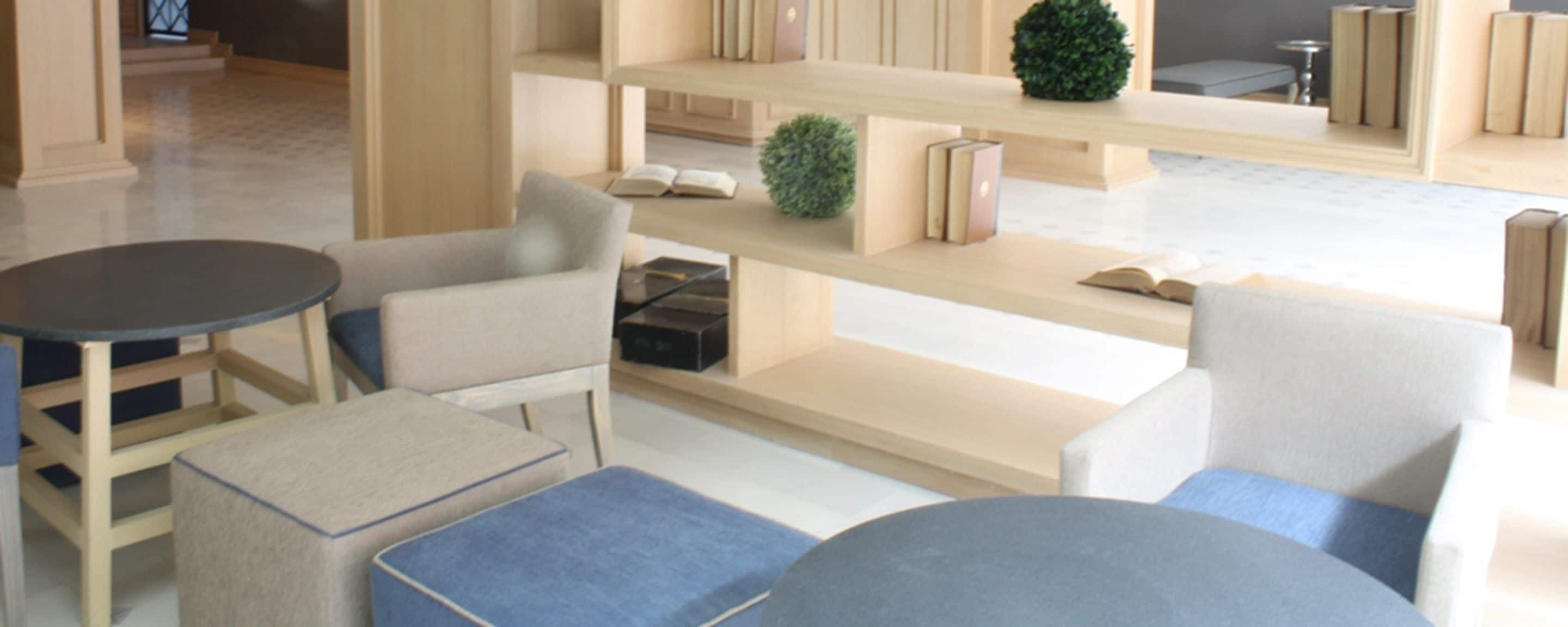 Coin salon dans le hall