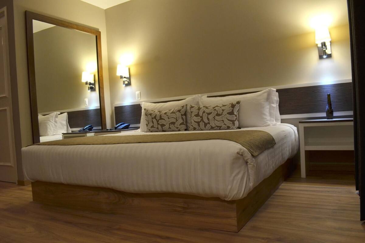 In-room safe, laptop workspace, blackout curtains