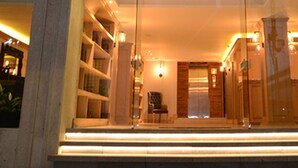 A hotel entrance with a grand staircase, glass doors, and a reception area. - Hotel Plaza Revolución (Mexico City)