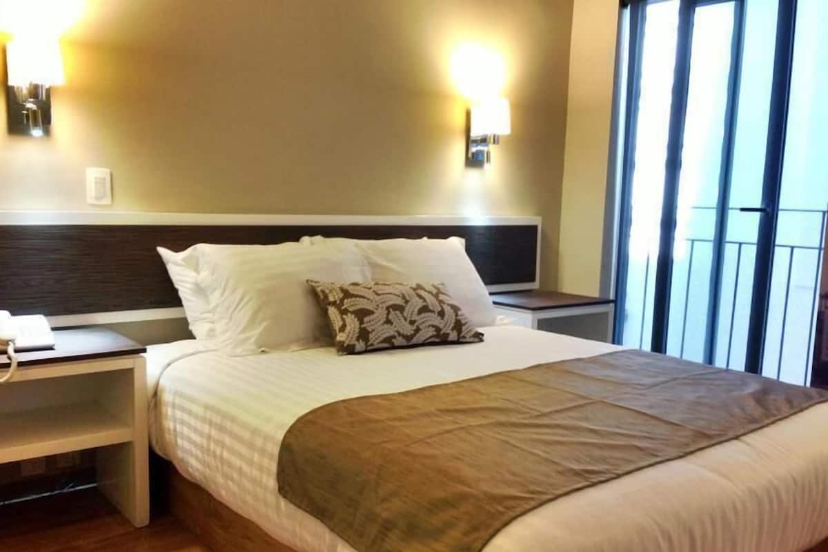 In-room safe, laptop workspace, blackout curtains