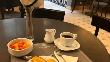 每日付費供應現點現煮早餐