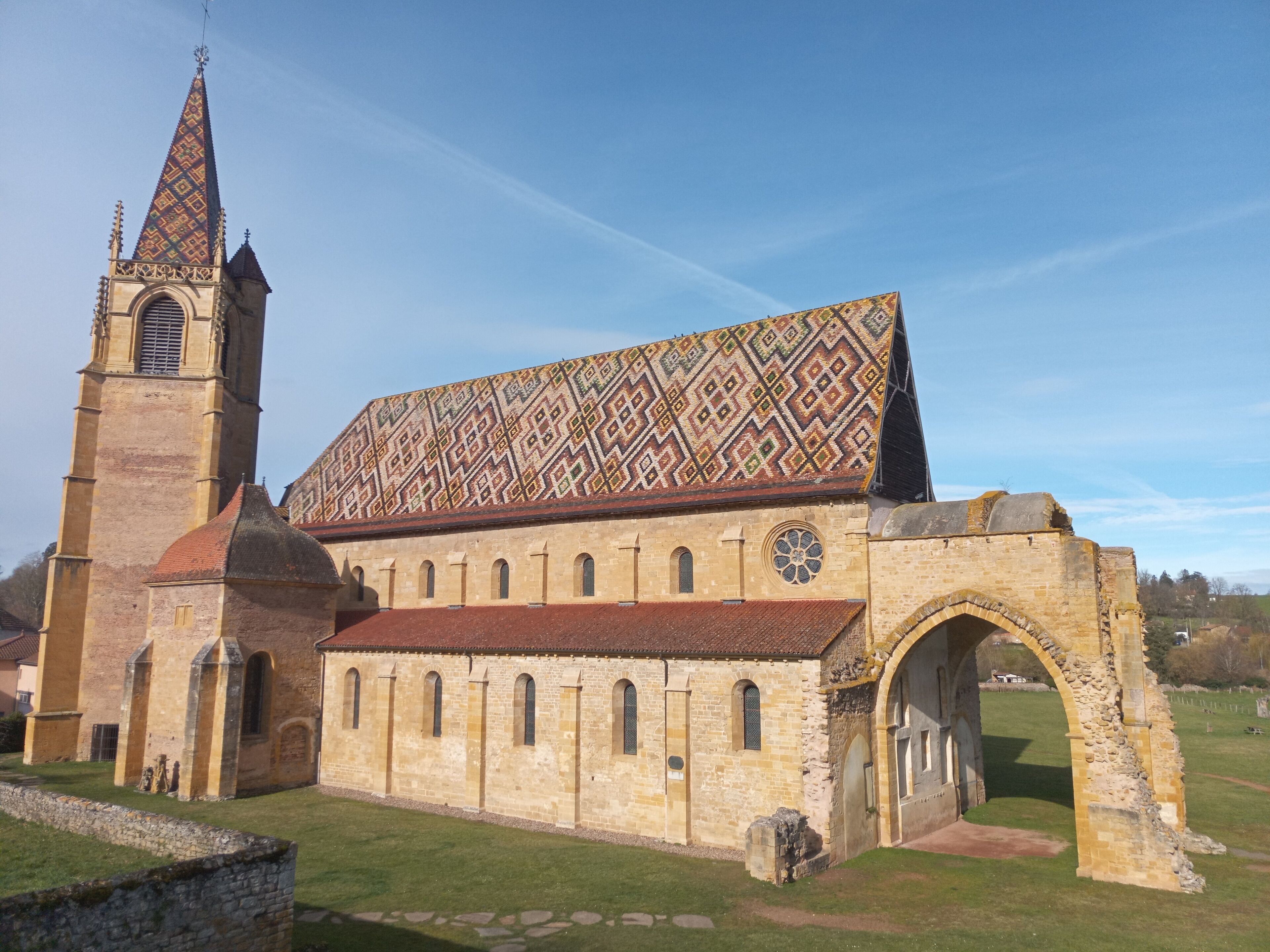 Una iglesia histórica con un campanario alto y un tejado con diseño.