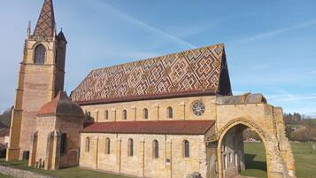 Una iglesia histórica con un campanario alto y un tejado con diseño.