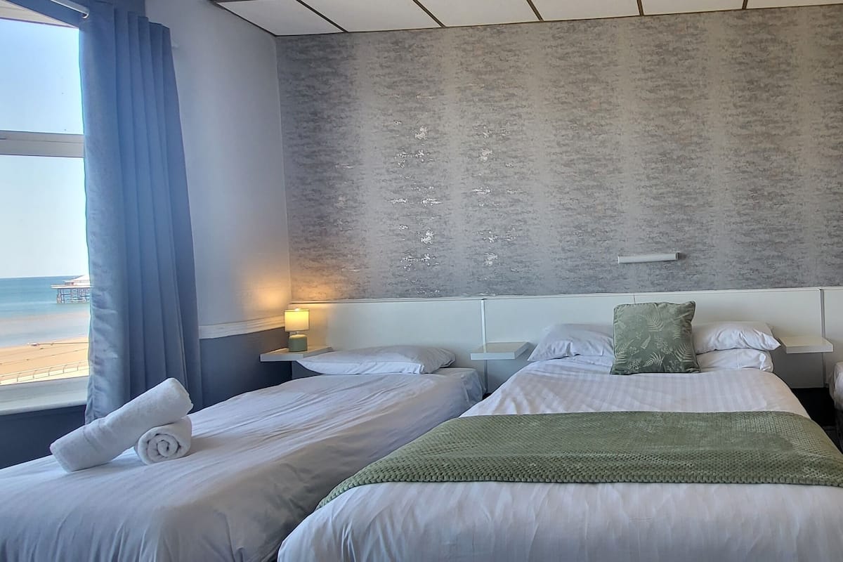 Habitación familiar, vista al mar (2 adults + 2 children) | Tabla de planchar con plancha, wifi gratis y ropa de cama