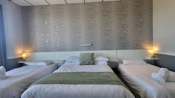 Familienzimmer, Meerblick (2 adults + 2 children) | Bügeleisen/Bügelbrett, kostenloses WLAN, Bettwäsche