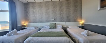 Familiekamer, uitzicht op zee (2 adults + 2 children) | Een strijkplank/strijkijzer, gratis wifi, beddengoed