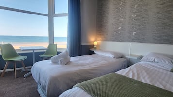 Familienzimmer, Meerblick (2 adults + 2 children) | Bügeleisen/Bügelbrett, kostenloses WLAN, Bettwäsche