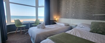 Familiekamer, uitzicht op zee (2 adults + 2 children) | Een strijkplank/strijkijzer, gratis wifi, beddengoed
