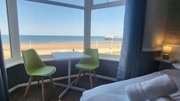 Habitación familiar, vista al mar (2 adults + 2 children) | Tabla de planchar con plancha, wifi gratis y ropa de cama