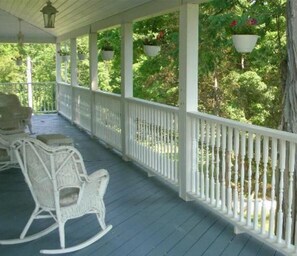 Terrace/patio - Locust Tree Bed and Breakfast LLC (East Canaan)