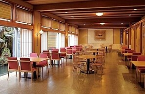 2 restaurantes: opção de café da manhã e jantar