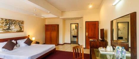 Chambre Quadruple Deluxe | Minibar, coffres-forts dans les chambres, décoration personnalisée