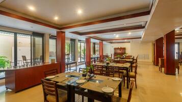 Desayuno (USD 12.90 por persona)